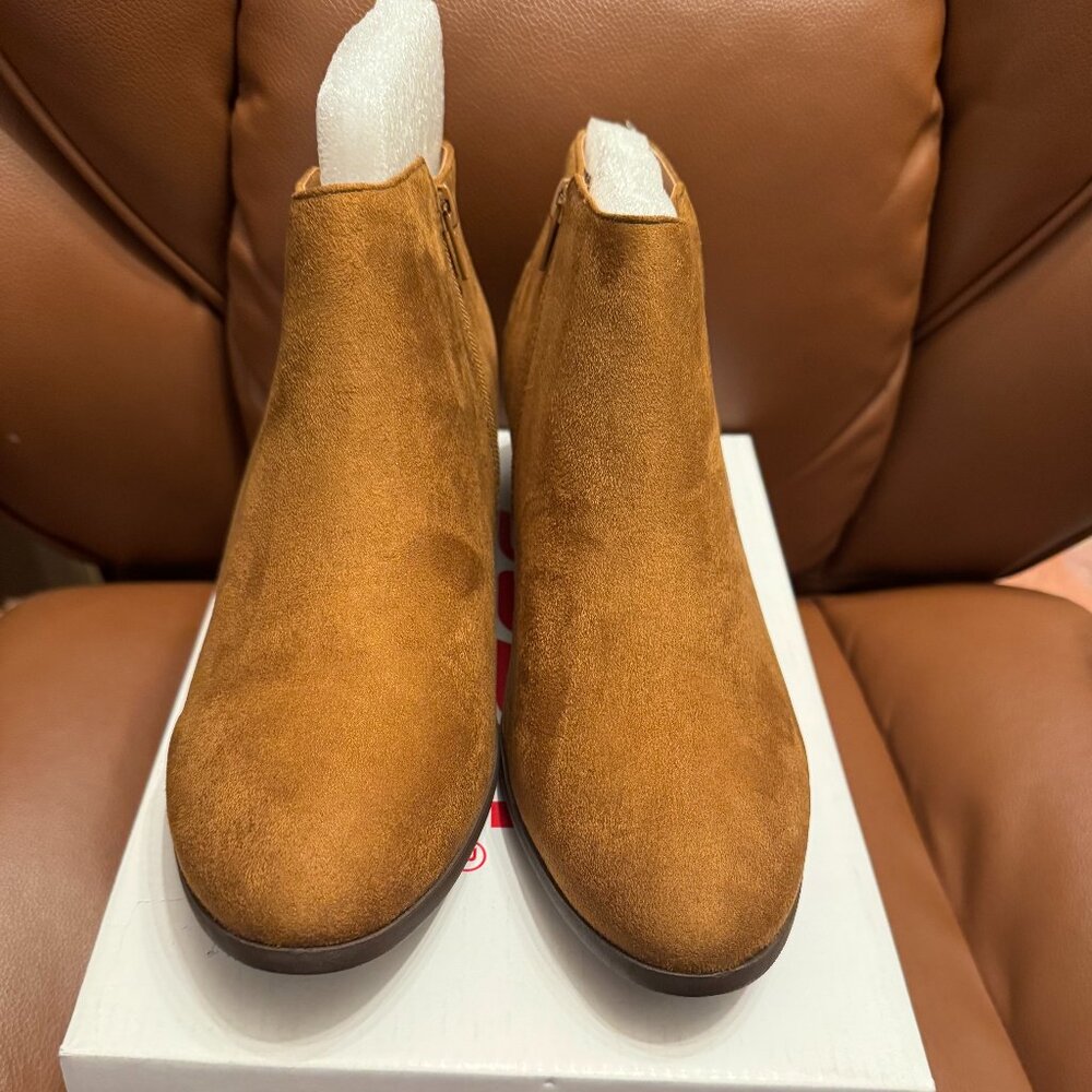 Soda Womens Ankle Boots size 11 NWT camel